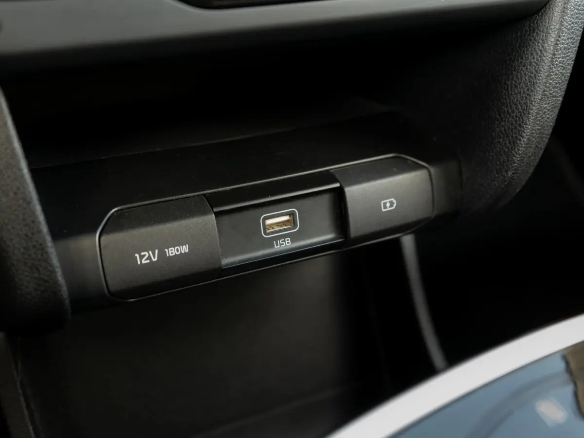 DynamicPlusLine 64 kWh SOH 97,2 % |Stoel en stuurverwarming | Schuif/-kanteldak | Achteruitrijcamera | Navigatie | Carplay | PDC voor & achter | Achteruitrijcamera