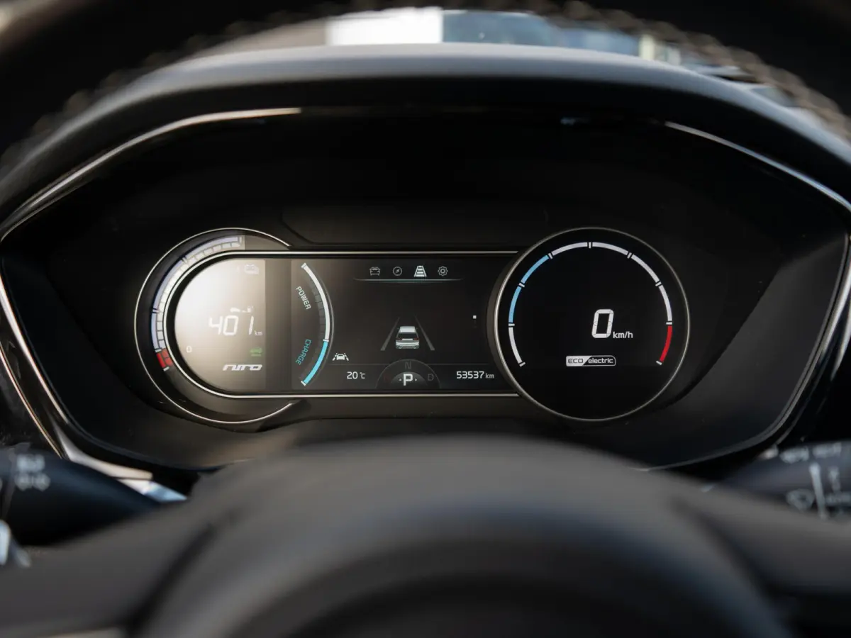 DynamicPlusLine 64 kWh SOH 97,2 % |Stoel en stuurverwarming | Schuif/-kanteldak | Achteruitrijcamera | Navigatie | Carplay | PDC voor & achter | Achteruitrijcamera