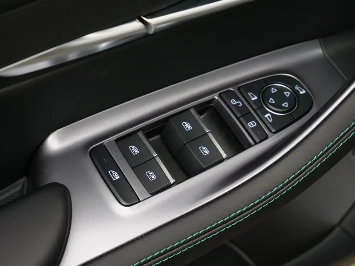 1.5 DM-i FWD Comfort 218 Pk 26,6 kWh PHEV Leder / Panoramadak / 125 km elektr. actieradius