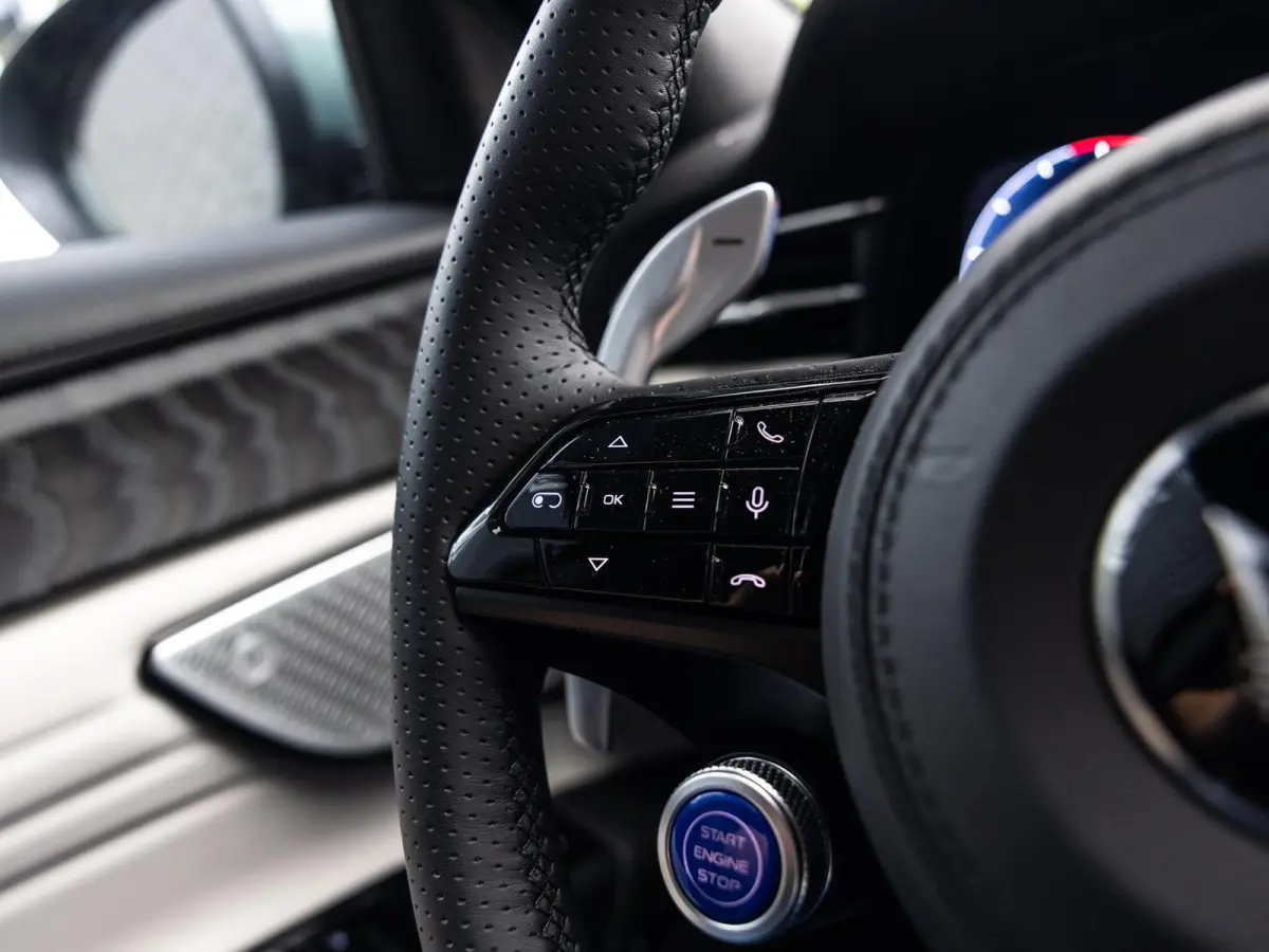 2.0 MHEV Modena | 330pk | panoramadak | 360 camera | sonus faber geluid systeem
