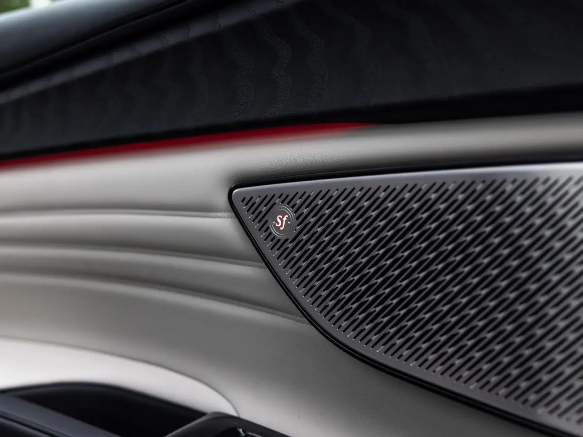 2.0 MHEV Modena | 330pk | panoramadak | 360 camera | sonus faber geluid systeem