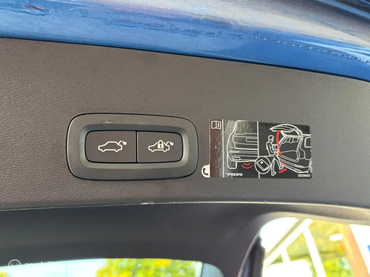 2.0 D4 AWD R-Design | Automaat | Schuif/kanteldak | Uitklapbare Trekhaak met 2100Kg trekgewicht!