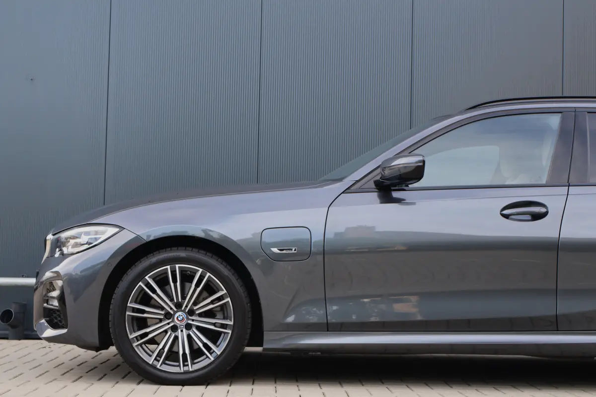 320e M-Sport Business Edition Plus | 96% soh! | 50 Jahre | Trekhaak | Stoelverwarming | Camera | Leer | DAB+