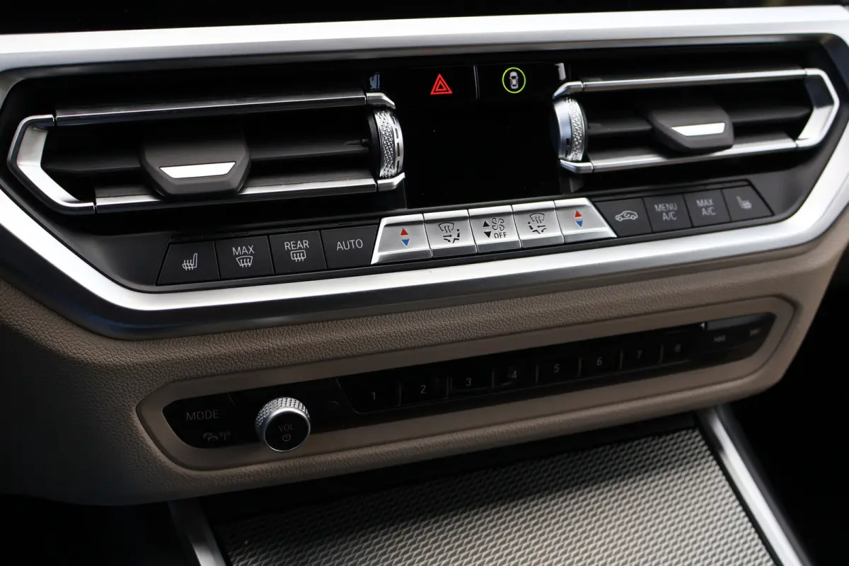 320e M-Sport Business Edition Plus | 96% soh! | 50 Jahre | Trekhaak | Stoelverwarming | Camera | Leer | DAB+