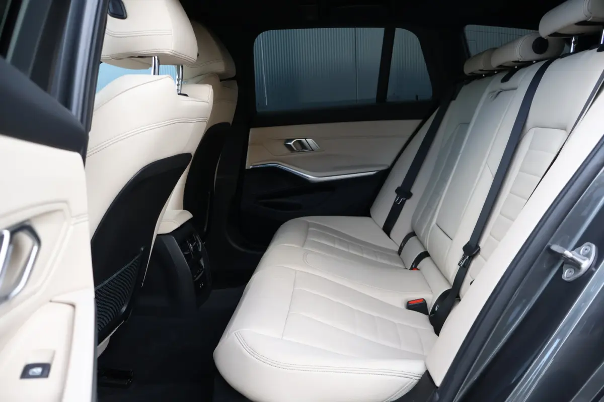 320e M-Sport Business Edition Plus | 96% soh! | 50 Jahre | Trekhaak | Stoelverwarming | Camera | Leer | DAB+