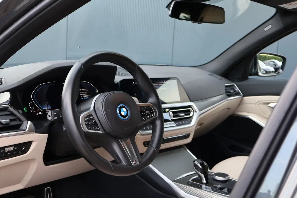 320e M-Sport Business Edition Plus | 96% soh! | 50 Jahre | Trekhaak | Stoelverwarming | Camera | Leer | DAB+