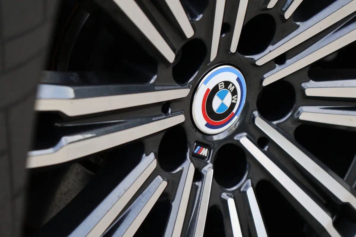 320e M-Sport Business Edition Plus | 96% soh! | 50 Jahre | Trekhaak | Stoelverwarming | Camera | Leer | DAB+