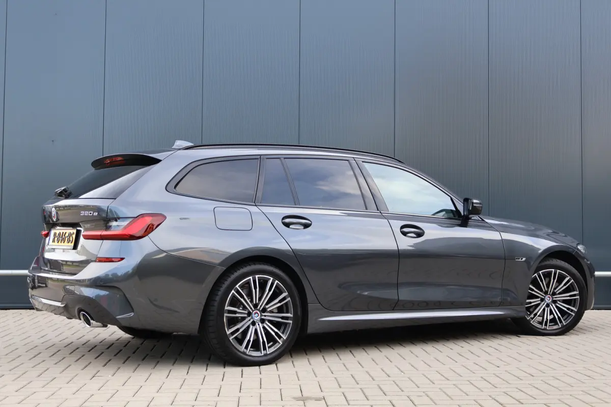320e M-Sport Business Edition Plus | 96% soh! | 50 Jahre | Trekhaak | Stoelverwarming | Camera | Leer | DAB+