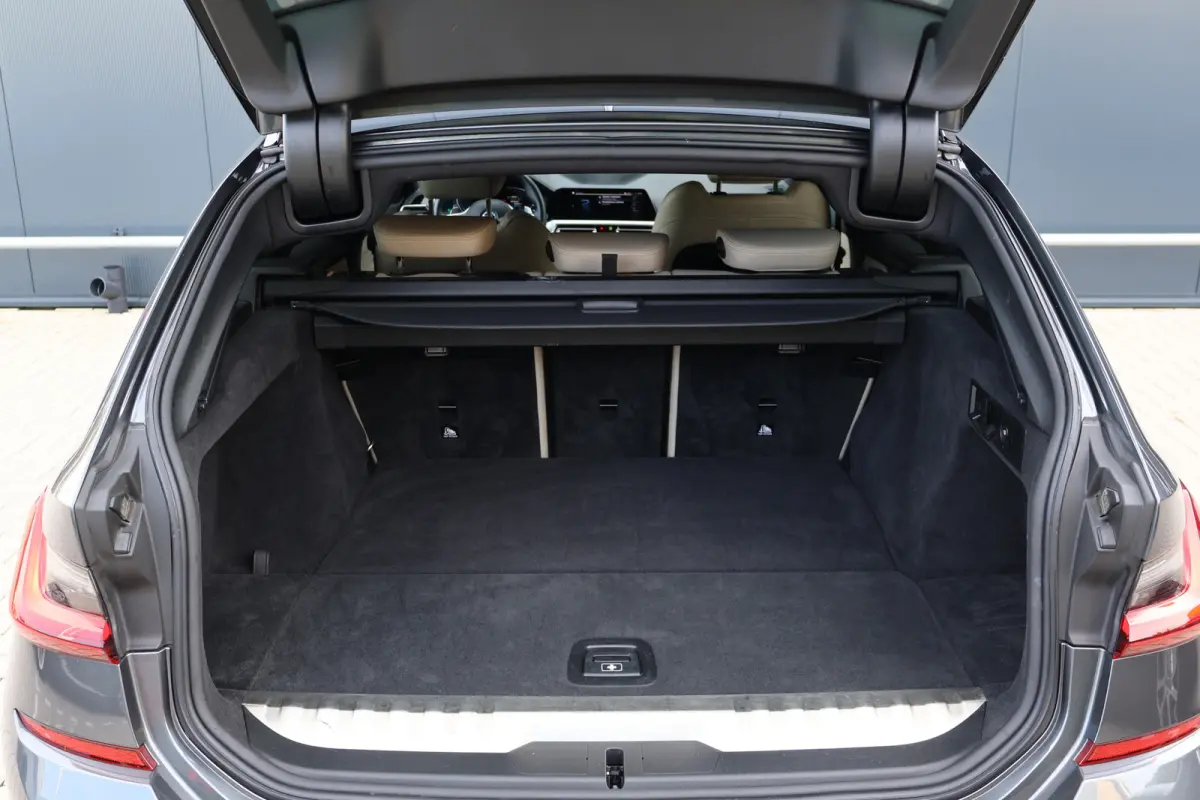 320e M-Sport Business Edition Plus | 96% soh! | 50 Jahre | Trekhaak | Stoelverwarming | Camera | Leer | DAB+