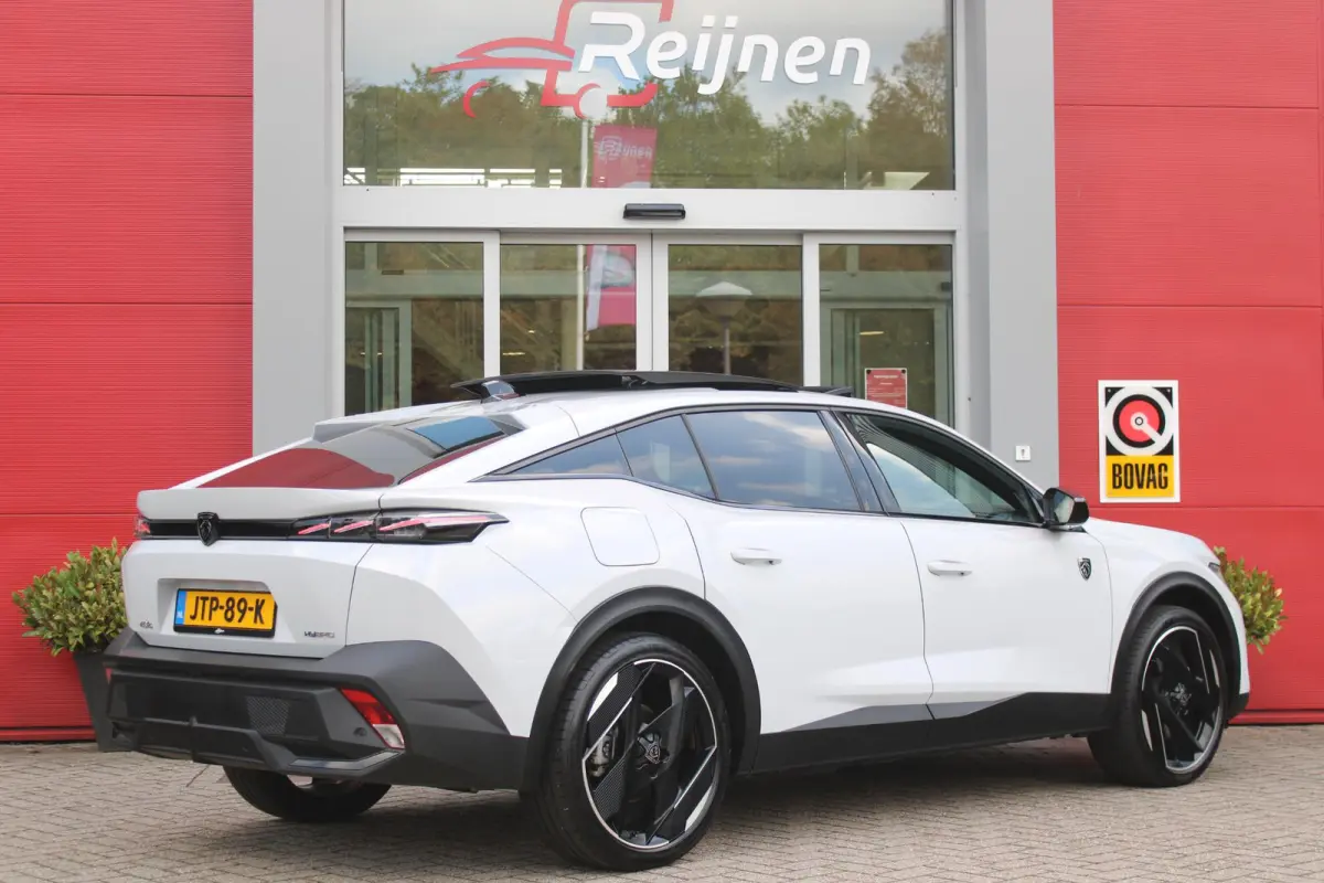 1.6 HYbrid 225PK GT ACTIERADIUS ELEK. WLTP 81-85KM | PANORAMA SCHUIF/KANTEL DAK | ELEKTRISCH VERSTELBARE VOORSTOELEN MET MASAGE FUNCTIE | VOORSTOELEN VERWARMBAAR | STUUR VERWARMING | SFEER V