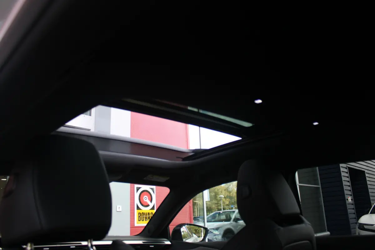 1.6 HYbrid 225PK GT ACTIERADIUS ELEK. WLTP 81-85KM | PANORAMA SCHUIF/KANTEL DAK | ELEKTRISCH VERSTELBARE VOORSTOELEN MET MASAGE FUNCTIE | VOORSTOELEN VERWARMBAAR | STUUR VERWARMING | SFEER V