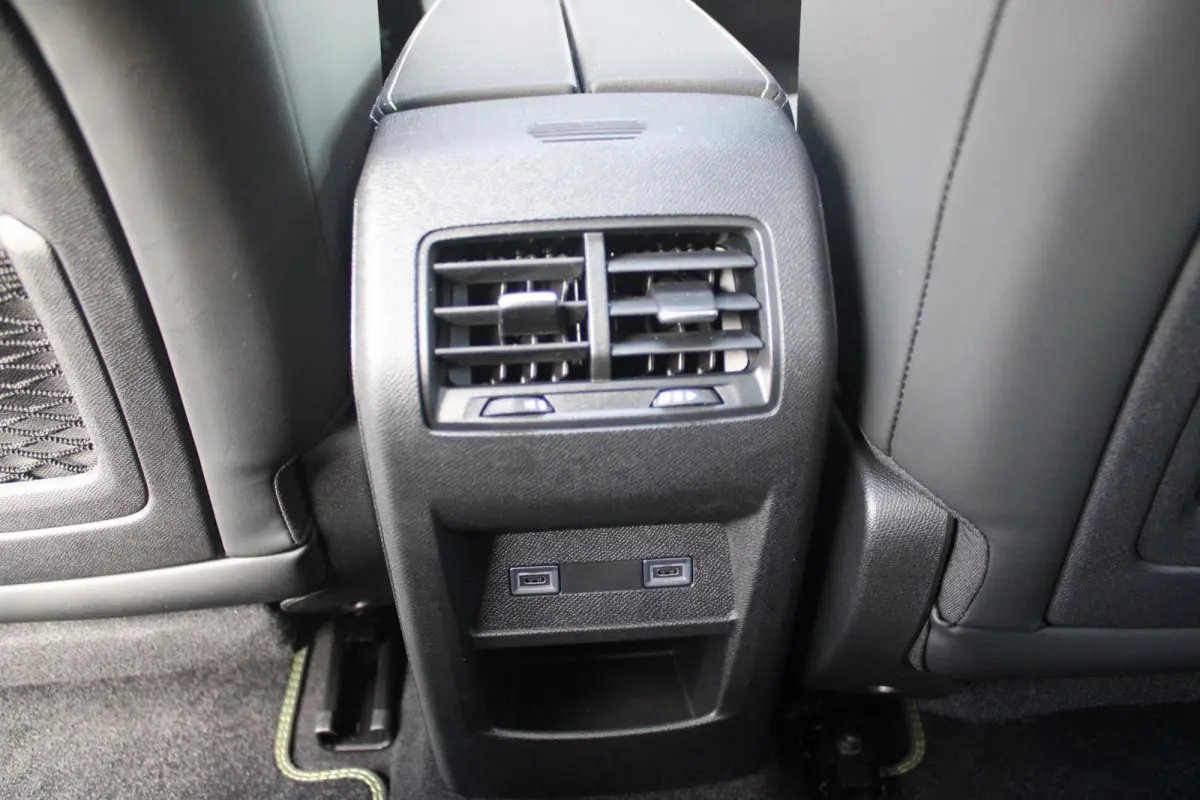 1.6 HYbrid 225PK GT ACTIERADIUS ELEK. WLTP 81-85KM | PANORAMA SCHUIF/KANTEL DAK | ELEKTRISCH VERSTELBARE VOORSTOELEN MET MASAGE FUNCTIE | VOORSTOELEN VERWARMBAAR | STUUR VERWARMING | SFEER V