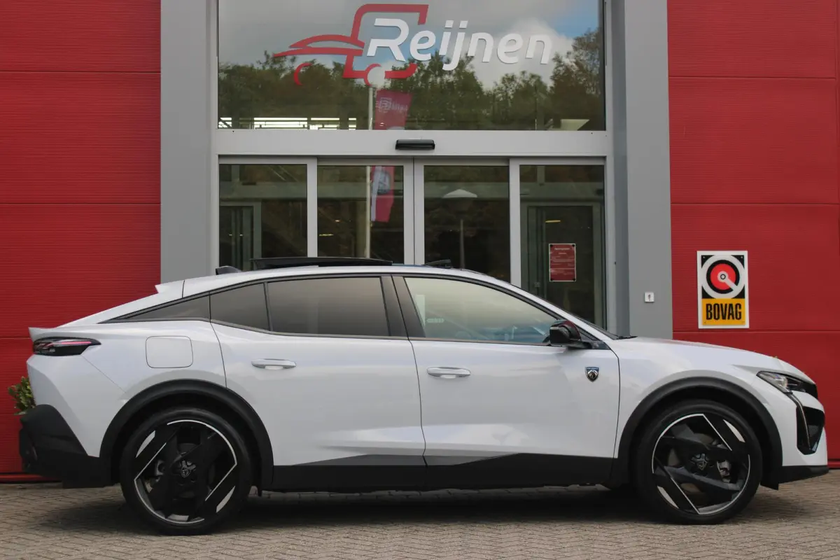 1.6 HYbrid 225PK GT ACTIERADIUS ELEK. WLTP 81-85KM | PANORAMA SCHUIF/KANTEL DAK | ELEKTRISCH VERSTELBARE VOORSTOELEN MET MASAGE FUNCTIE | VOORSTOELEN VERWARMBAAR | STUUR VERWARMING | SFEER V