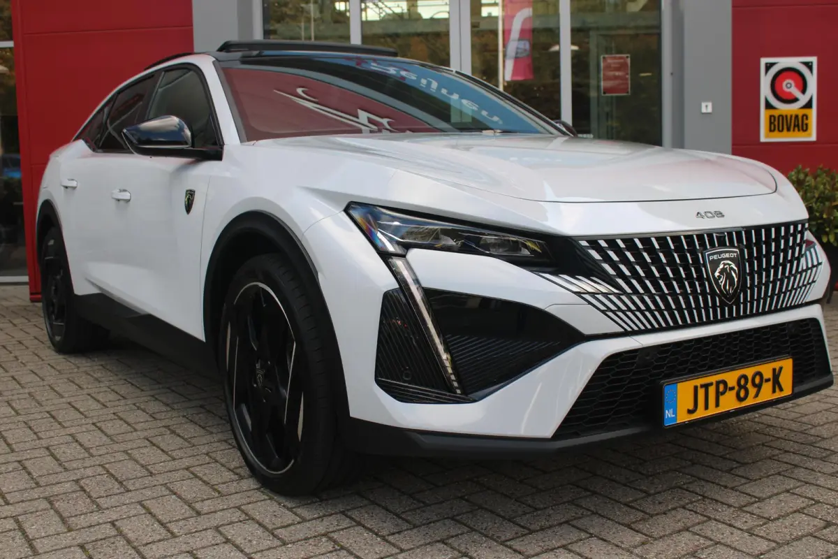 1.6 HYbrid 225PK GT ACTIERADIUS ELEK. WLTP 81-85KM | PANORAMA SCHUIF/KANTEL DAK | ELEKTRISCH VERSTELBARE VOORSTOELEN MET MASAGE FUNCTIE | VOORSTOELEN VERWARMBAAR | STUUR VERWARMING | SFEER V