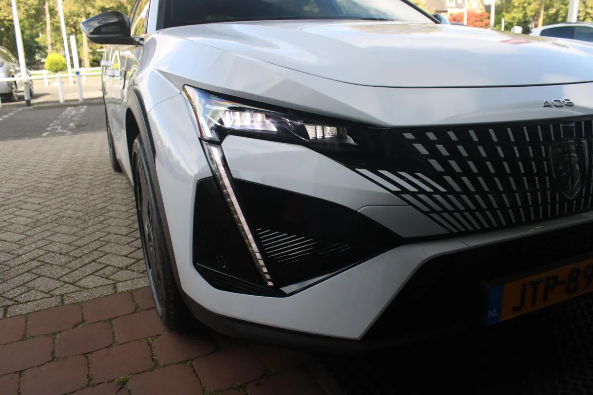 1.6 HYbrid 225PK GT ACTIERADIUS ELEK. WLTP 81-85KM | PANORAMA SCHUIF/KANTEL DAK | ELEKTRISCH VERSTELBARE VOORSTOELEN MET MASAGE FUNCTIE | VOORSTOELEN VERWARMBAAR | STUUR VERWARMING | SFEER V