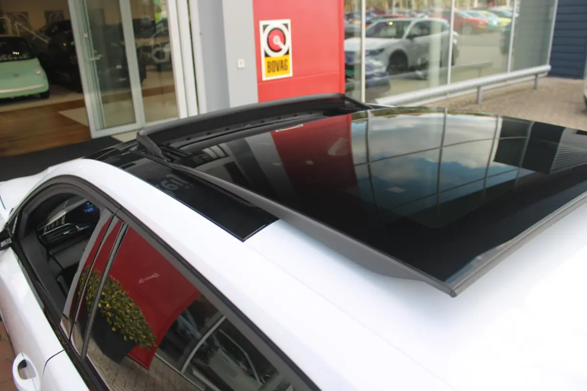1.6 HYbrid 225PK GT ACTIERADIUS ELEK. WLTP 81-85KM | PANORAMA SCHUIF/KANTEL DAK | ELEKTRISCH VERSTELBARE VOORSTOELEN MET MASAGE FUNCTIE | VOORSTOELEN VERWARMBAAR | STUUR VERWARMING | SFEER V