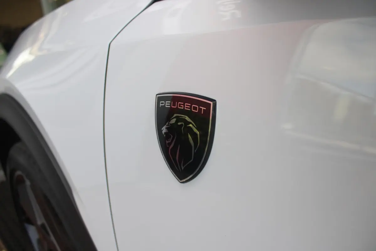 1.6 HYbrid 225PK GT ACTIERADIUS ELEK. WLTP 81-85KM | PANORAMA SCHUIF/KANTEL DAK | ELEKTRISCH VERSTELBARE VOORSTOELEN MET MASAGE FUNCTIE | VOORSTOELEN VERWARMBAAR | STUUR VERWARMING | SFEER V