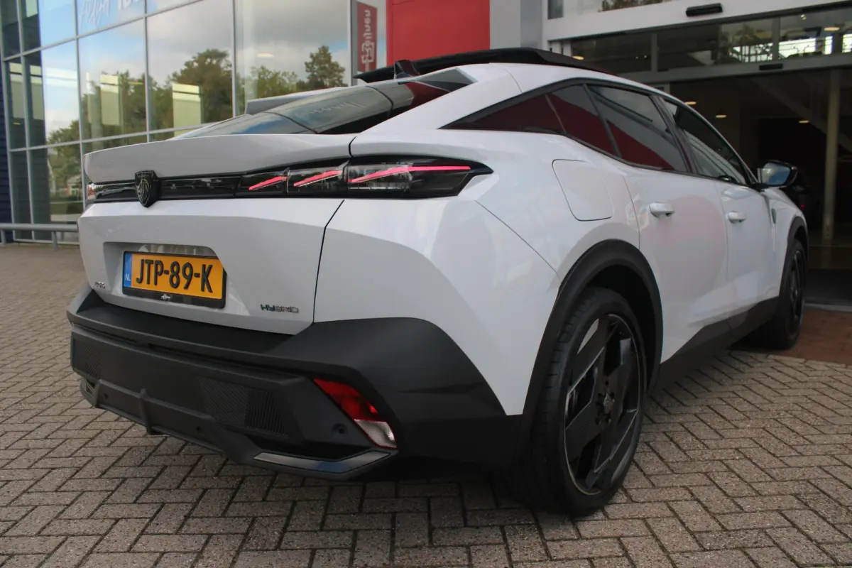 1.6 HYbrid 225PK GT ACTIERADIUS ELEK. WLTP 81-85KM | PANORAMA SCHUIF/KANTEL DAK | ELEKTRISCH VERSTELBARE VOORSTOELEN MET MASAGE FUNCTIE | VOORSTOELEN VERWARMBAAR | STUUR VERWARMING | SFEER V