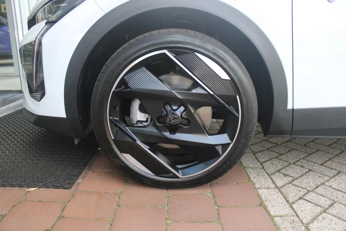 1.6 HYbrid 225PK GT ACTIERADIUS ELEK. WLTP 81-85KM | PANORAMA SCHUIF/KANTEL DAK | ELEKTRISCH VERSTELBARE VOORSTOELEN MET MASAGE FUNCTIE | VOORSTOELEN VERWARMBAAR | STUUR VERWARMING | SFEER V