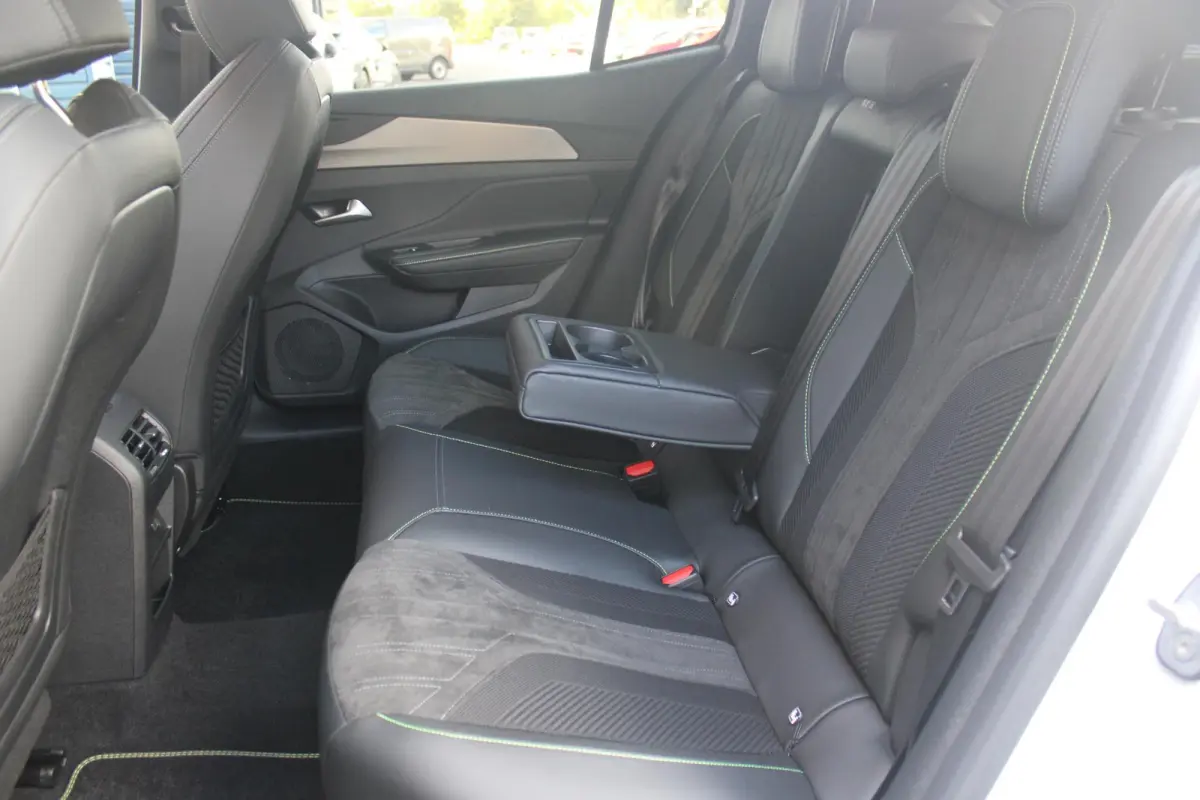 1.6 HYbrid 225PK GT ACTIERADIUS ELEK. WLTP 81-85KM | PANORAMA SCHUIF/KANTEL DAK | ELEKTRISCH VERSTELBARE VOORSTOELEN MET MASAGE FUNCTIE | VOORSTOELEN VERWARMBAAR | STUUR VERWARMING | SFEER V