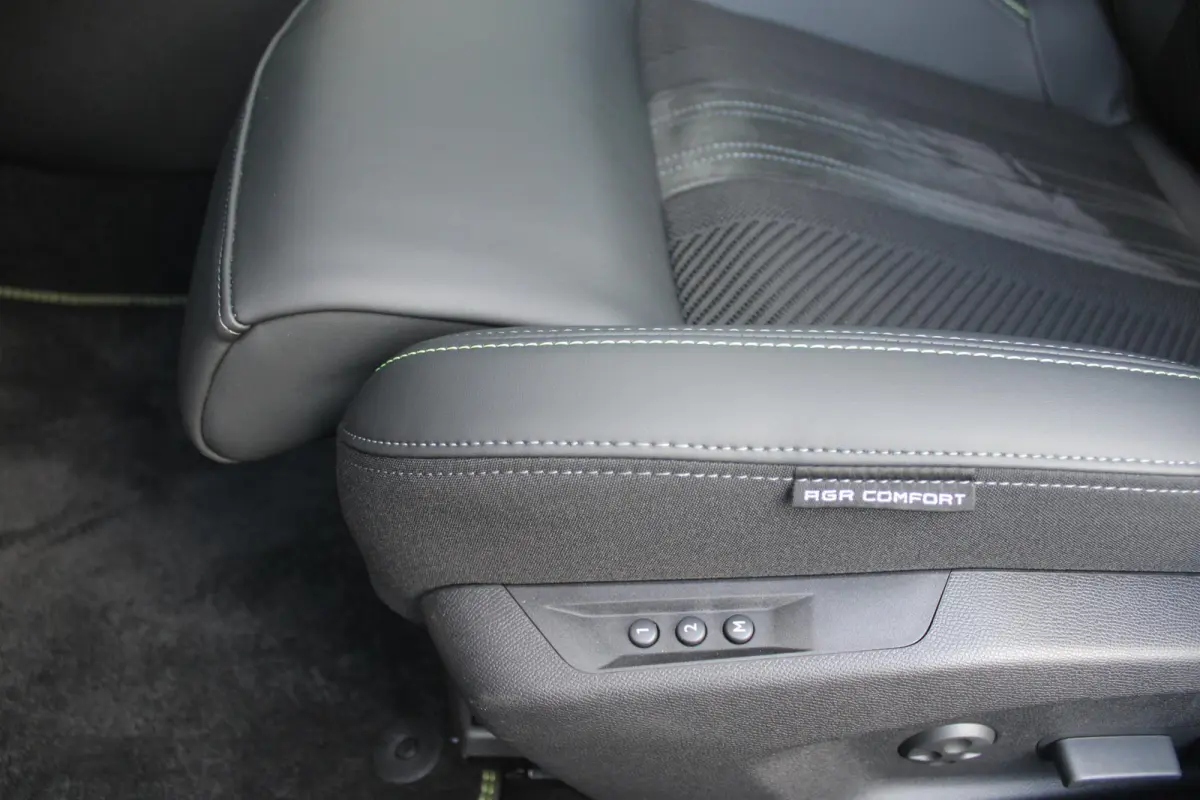 1.6 HYbrid 225PK GT ACTIERADIUS ELEK. WLTP 81-85KM | PANORAMA SCHUIF/KANTEL DAK | ELEKTRISCH VERSTELBARE VOORSTOELEN MET MASAGE FUNCTIE | VOORSTOELEN VERWARMBAAR | STUUR VERWARMING | SFEER V