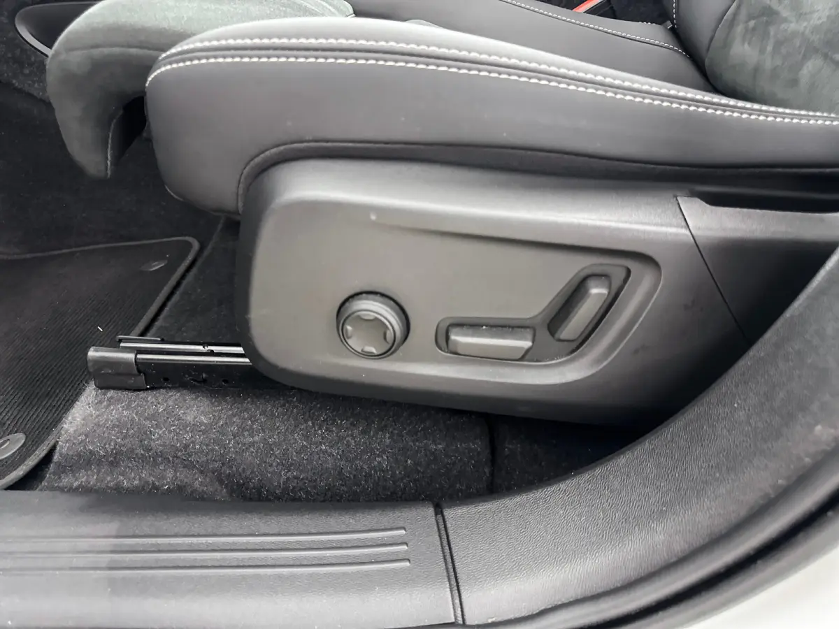 Pro 70kWh | 20" Allseason | Trekhaak | Leder/Nubuck | Panoramadak | 360 Camera | Elektr. verst. Stoelen | Harman Kardon | Full LED | Warmtepomp