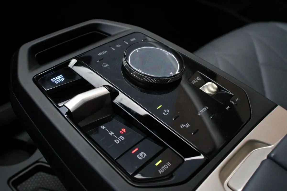 xDrive40 Business Edition Plus 77kWh | SOH 98,3% | Head-up | Camera