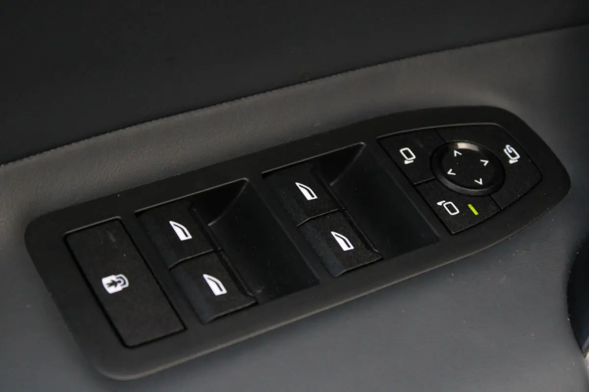xDrive40 Business Edition Plus 77kWh | SOH 98,3% | Head-up | Camera