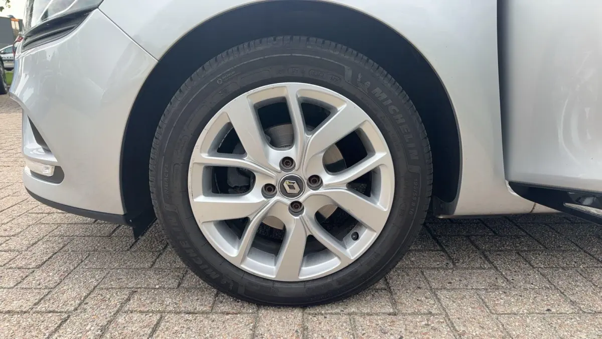 TCe 90 Limited | Trekhaak | Navigatie | Parkeersensoren |