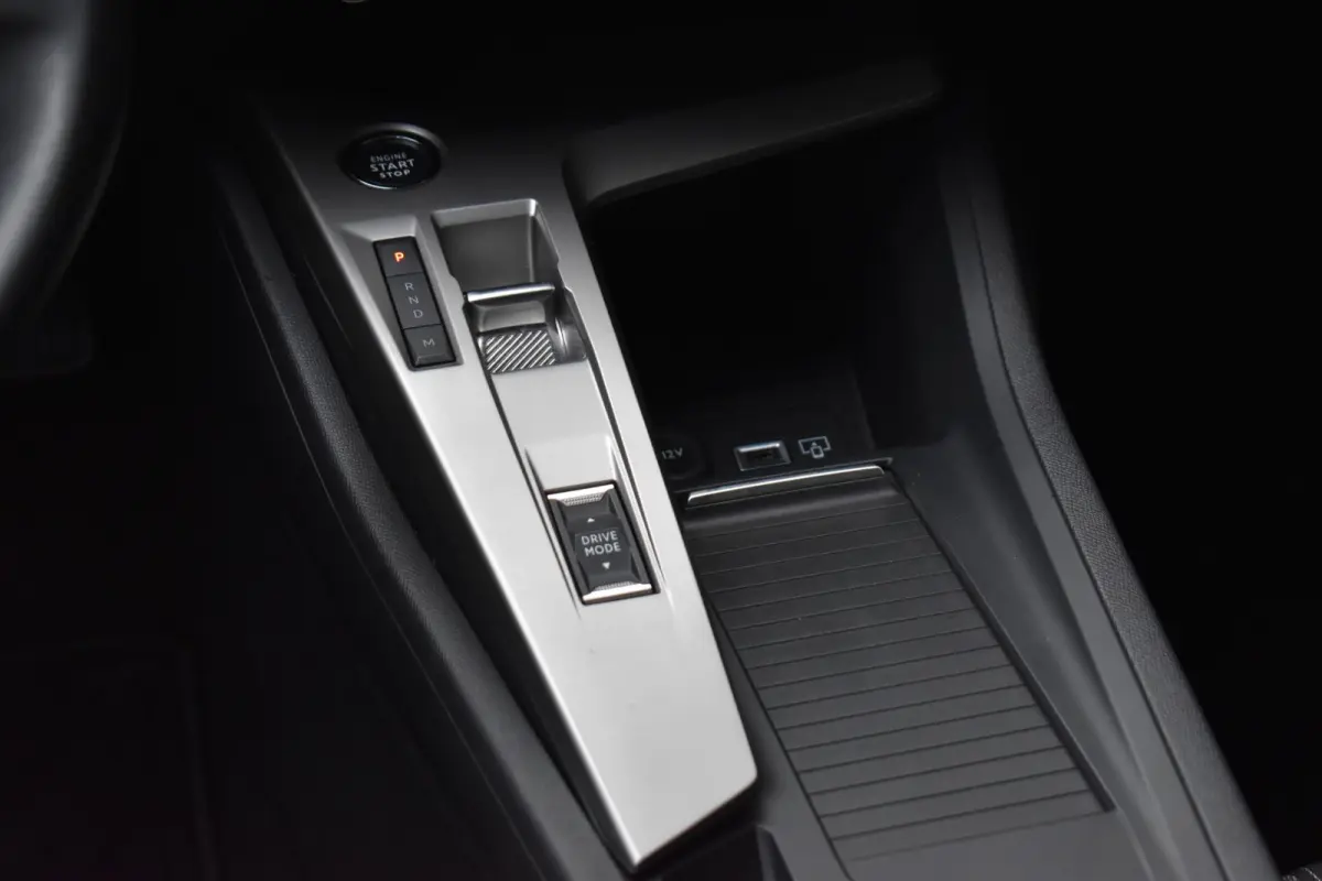 1.2 PureTech Active Pack CARPLAY LMV TREKHAAK