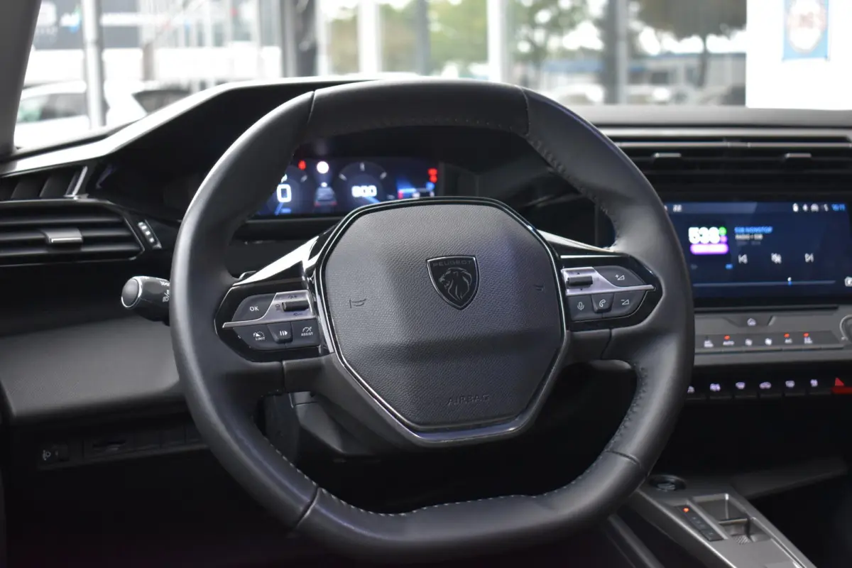 1.2 PureTech Active Pack CARPLAY LMV TREKHAAK