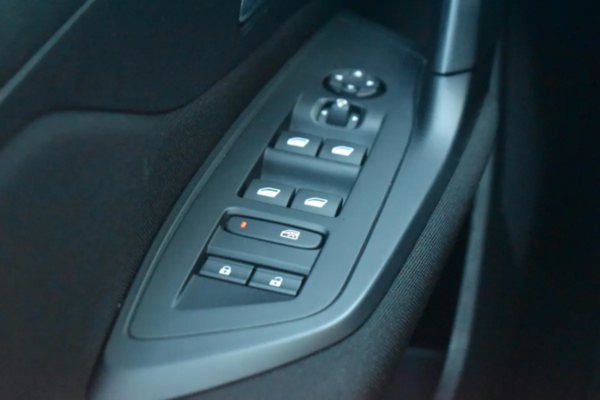 1.2 PureTech Active Pack CARPLAY LMV TREKHAAK