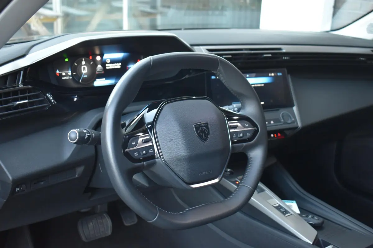 1.2 PureTech Active Pack CARPLAY LMV TREKHAAK