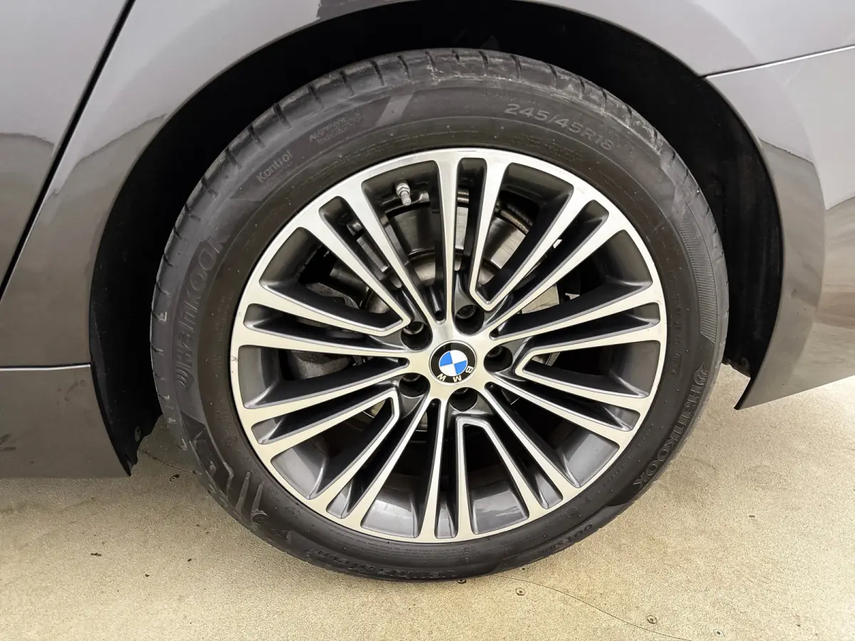 530i High Executive Edition | 18" | Luchtvering | Panoramadak | Verwarmbare Sportstoelen | Head-Up | Trekhaak | Parkeercamera | Adaptieve Cruise | BLIS | Keyless