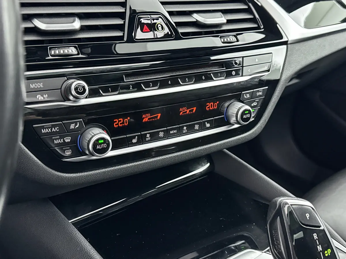 530i High Executive Edition | 18" | Luchtvering | Panoramadak | Verwarmbare Sportstoelen | Head-Up | Trekhaak | Parkeercamera | Adaptieve Cruise | BLIS | Keyless