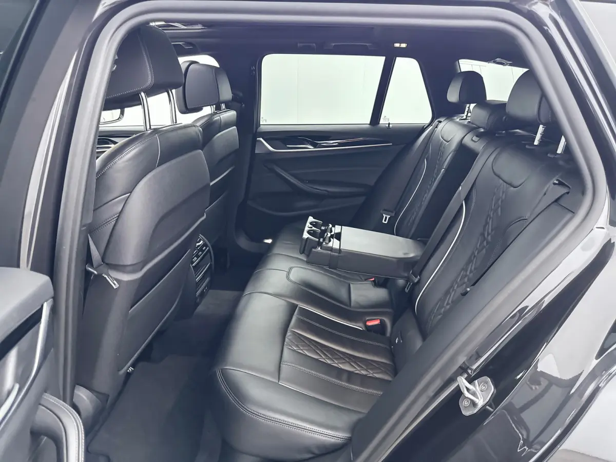530i High Executive Edition | 18" | Luchtvering | Panoramadak | Verwarmbare Sportstoelen | Head-Up | Trekhaak | Parkeercamera | Adaptieve Cruise | BLIS | Keyless