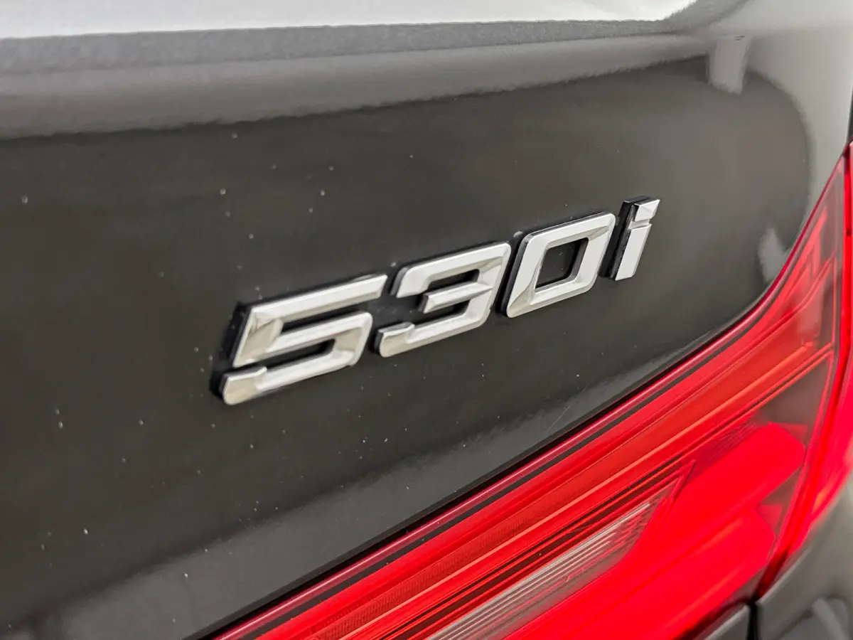 530i High Executive Edition | 18" | Luchtvering | Panoramadak | Verwarmbare Sportstoelen | Head-Up | Trekhaak | Parkeercamera | Adaptieve Cruise | BLIS | Keyless