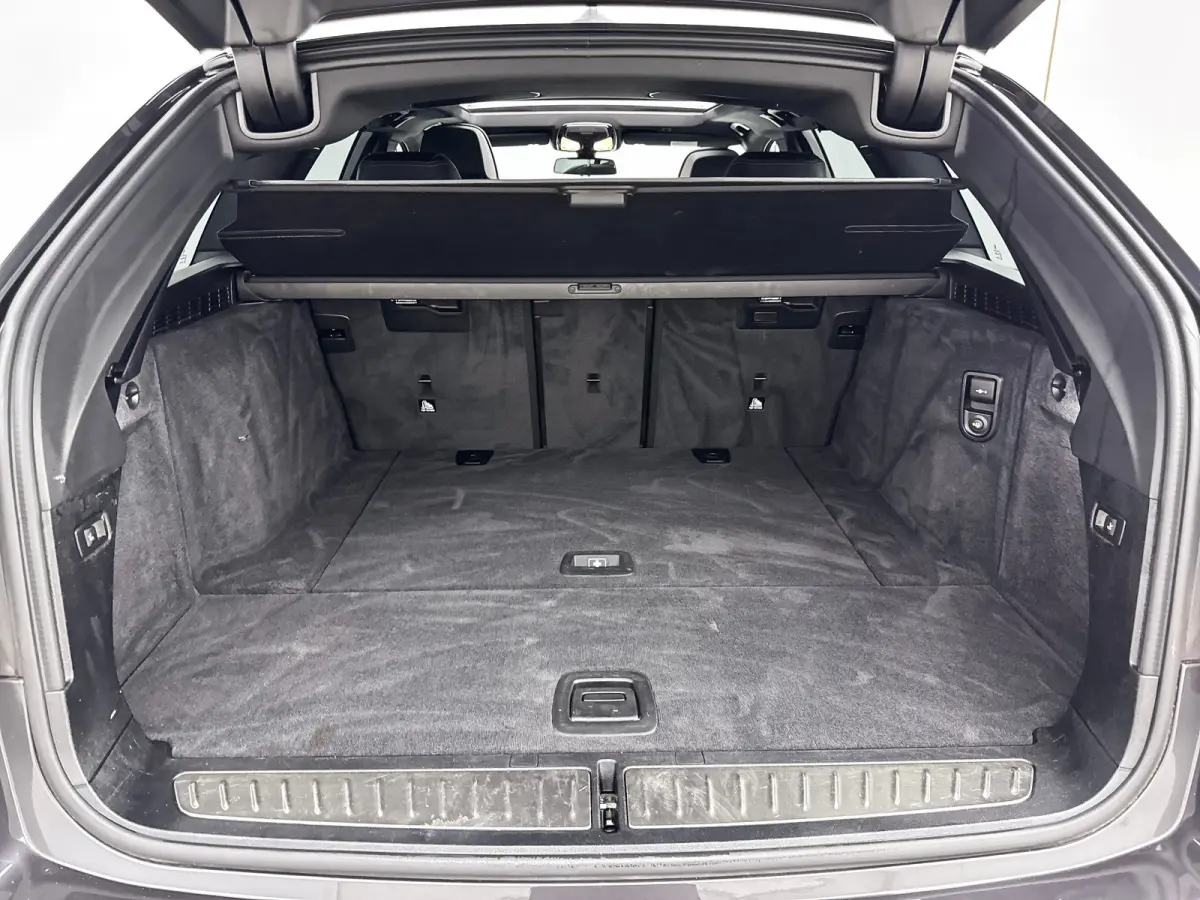530i High Executive Edition | 18" | Luchtvering | Panoramadak | Verwarmbare Sportstoelen | Head-Up | Trekhaak | Parkeercamera | Adaptieve Cruise | BLIS | Keyless