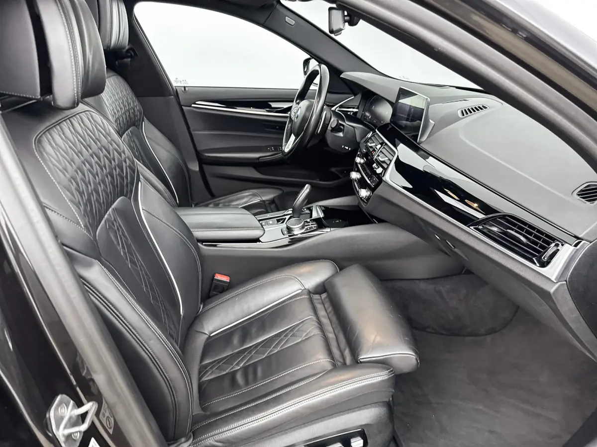 530i High Executive Edition | 18" | Luchtvering | Panoramadak | Verwarmbare Sportstoelen | Head-Up | Trekhaak | Parkeercamera | Adaptieve Cruise | BLIS | Keyless