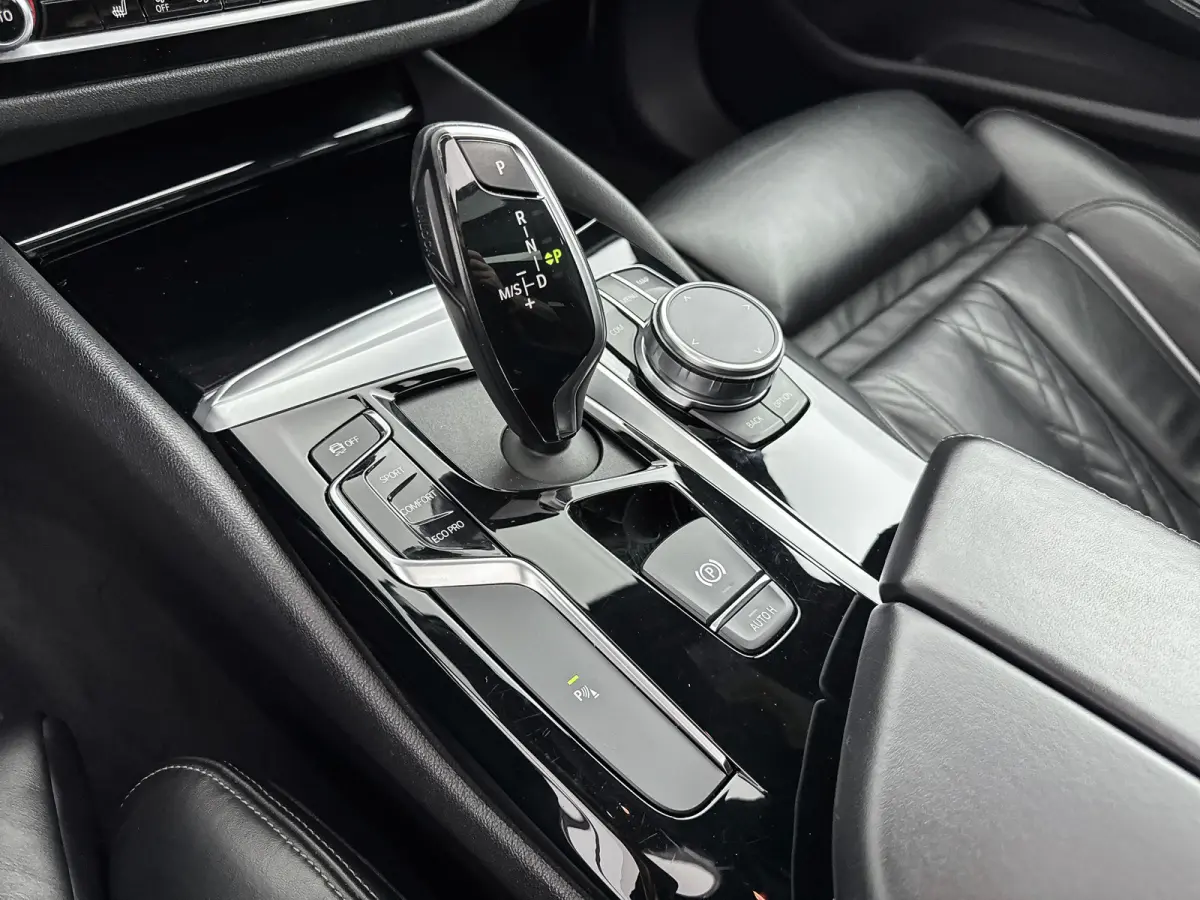 530i High Executive Edition | 18" | Luchtvering | Panoramadak | Verwarmbare Sportstoelen | Head-Up | Trekhaak | Parkeercamera | Adaptieve Cruise | BLIS | Keyless