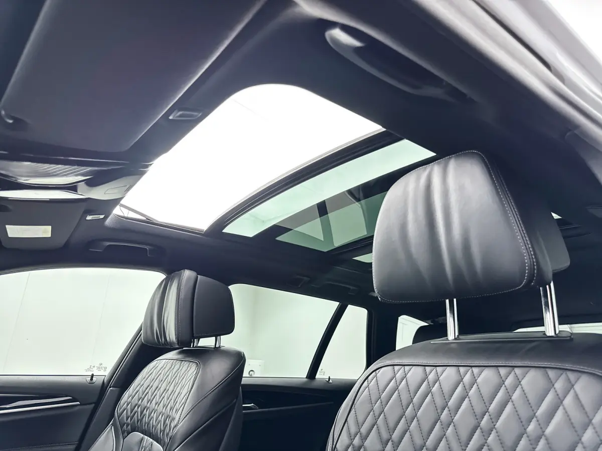 530i High Executive Edition | 18" | Luchtvering | Panoramadak | Verwarmbare Sportstoelen | Head-Up | Trekhaak | Parkeercamera | Adaptieve Cruise | BLIS | Keyless