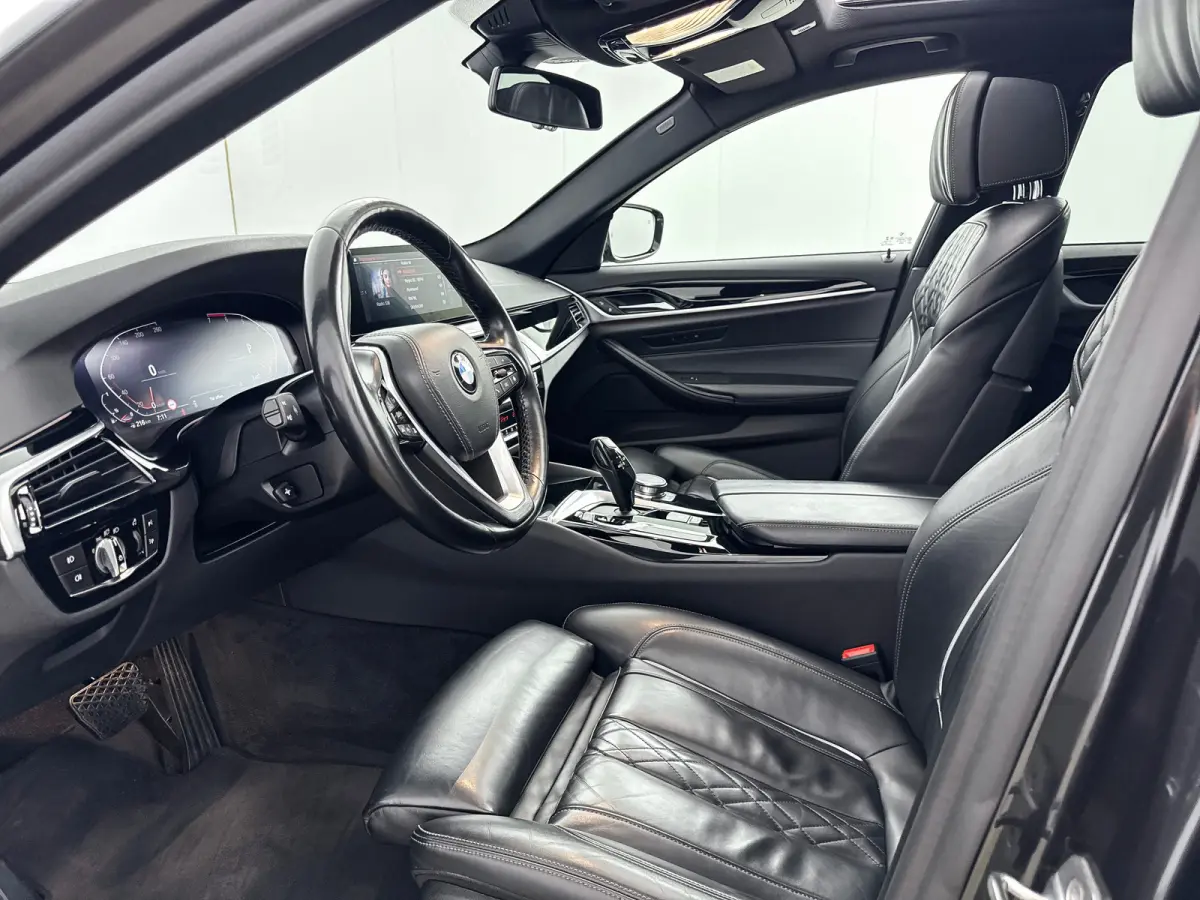 530i High Executive Edition | 18" | Luchtvering | Panoramadak | Verwarmbare Sportstoelen | Head-Up | Trekhaak | Parkeercamera | Adaptieve Cruise | BLIS | Keyless