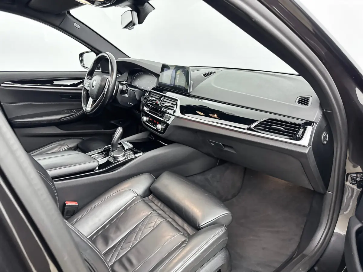 530i High Executive Edition | 18" | Luchtvering | Panoramadak | Verwarmbare Sportstoelen | Head-Up | Trekhaak | Parkeercamera | Adaptieve Cruise | BLIS | Keyless