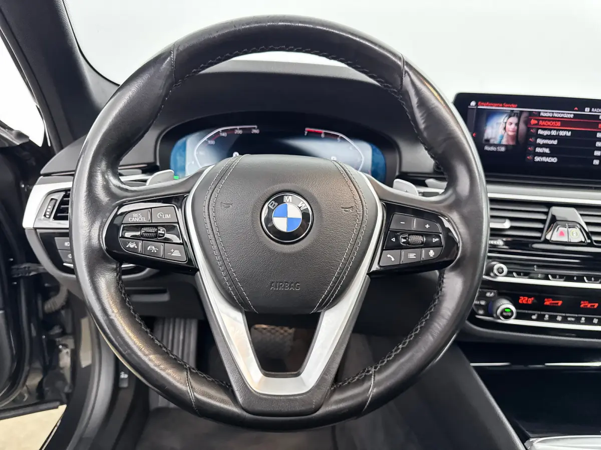 530i High Executive Edition | 18" | Luchtvering | Panoramadak | Verwarmbare Sportstoelen | Head-Up | Trekhaak | Parkeercamera | Adaptieve Cruise | BLIS | Keyless