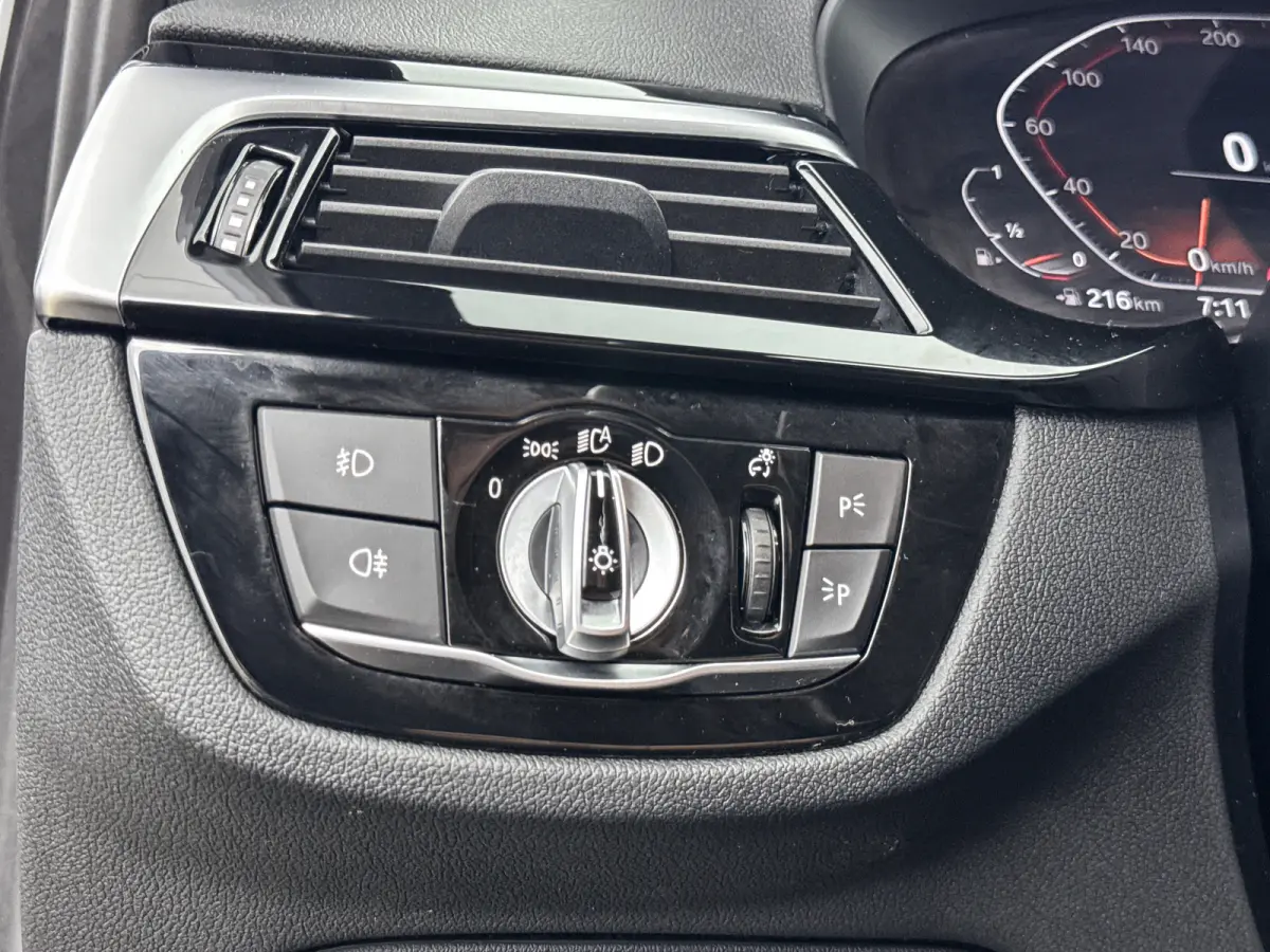 530i High Executive Edition | 18" | Luchtvering | Panoramadak | Verwarmbare Sportstoelen | Head-Up | Trekhaak | Parkeercamera | Adaptieve Cruise | BLIS | Keyless