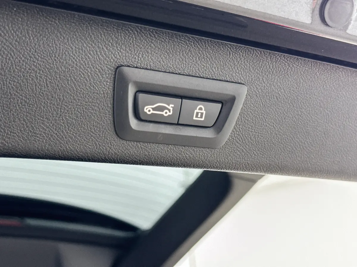530i High Executive Edition | 18" | Luchtvering | Panoramadak | Verwarmbare Sportstoelen | Head-Up | Trekhaak | Parkeercamera | Adaptieve Cruise | BLIS | Keyless