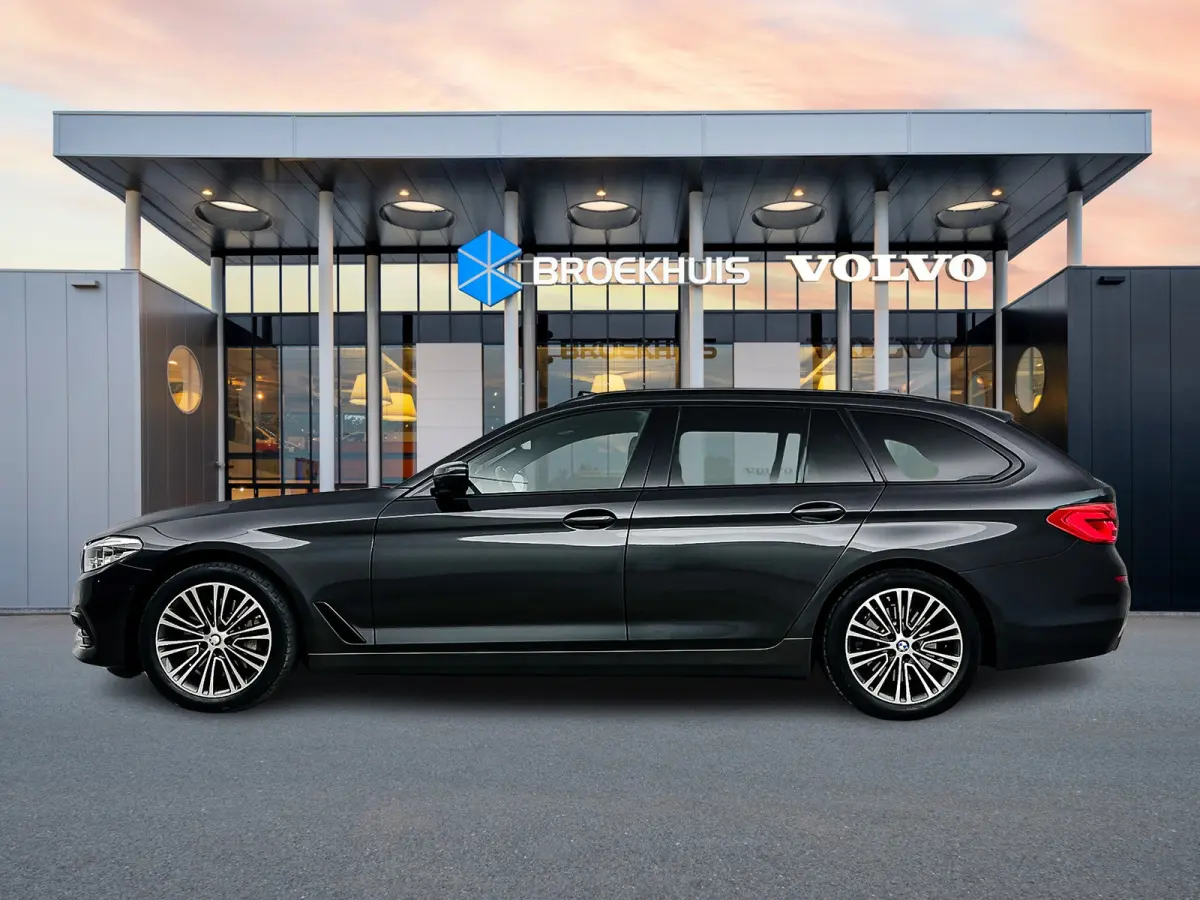 530i High Executive Edition | 18" | Luchtvering | Panoramadak | Verwarmbare Sportstoelen | Head-Up | Trekhaak | Parkeercamera | Adaptieve Cruise | BLIS | Keyless