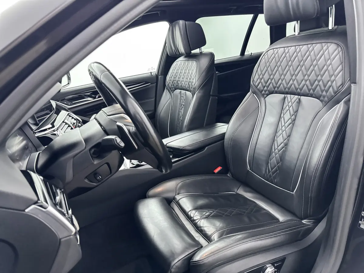 530i High Executive Edition | 18" | Luchtvering | Panoramadak | Verwarmbare Sportstoelen | Head-Up | Trekhaak | Parkeercamera | Adaptieve Cruise | BLIS | Keyless