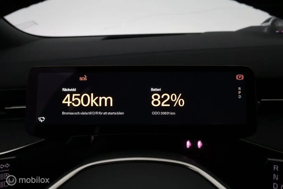 Long range Dual motor Pilot Plus 111 kWh, B&W
