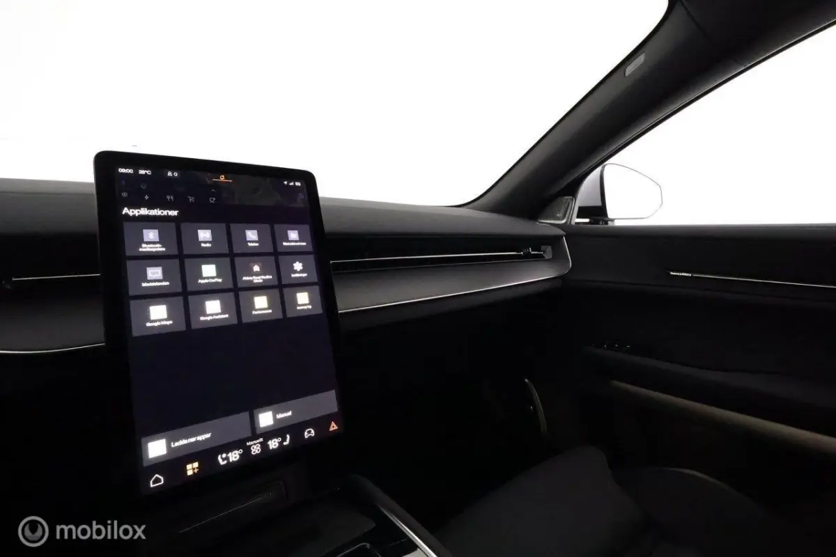 Long range Dual motor Pilot Plus 111 kWh, B&W